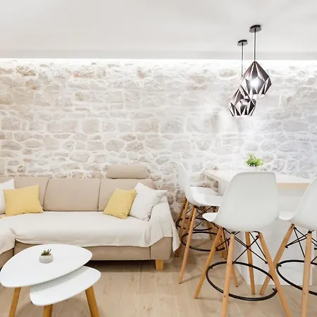 House Rokastone ספליט