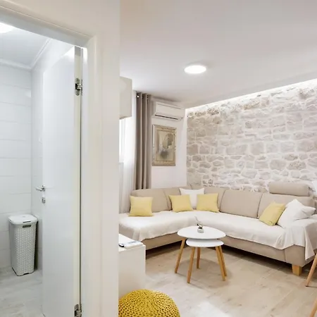 House Rokastone ספליט